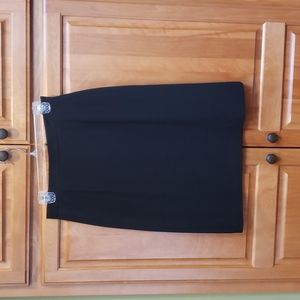 Jones New York A-line 8P skirt in black.